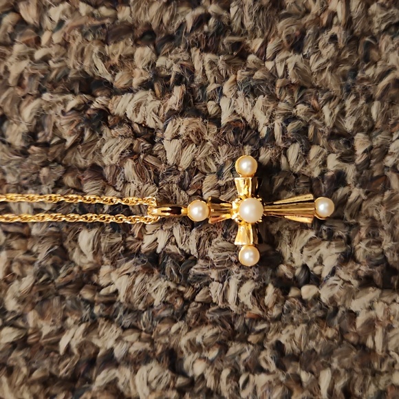 Vintage AVON Ornate Cross Necklace and Earring Set With Original Box - Picture 3 of 9